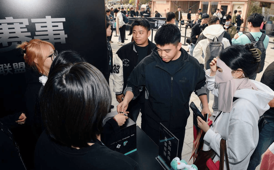 黄浦江畔的电竞狂欢！S15上海北外滩观赛派对燃爆半决赛