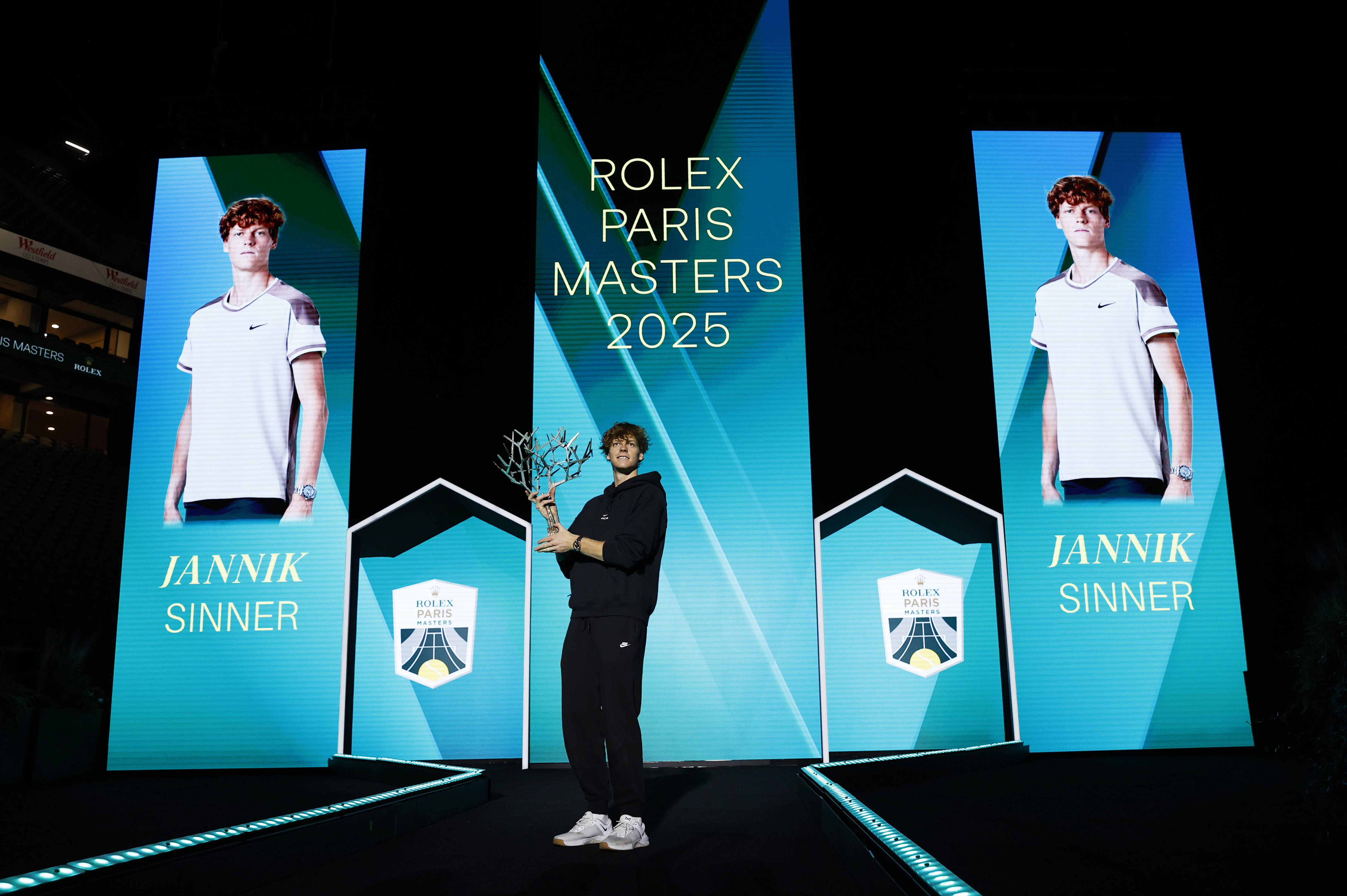 巴黎网球大师赛：辛纳夺冠