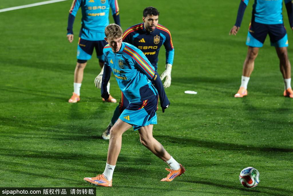 麻将胡了2-历史性一刻！NFL首次空降伯纳乌！海豚队PK指挥官队，马德里上演超级碗级盛宴