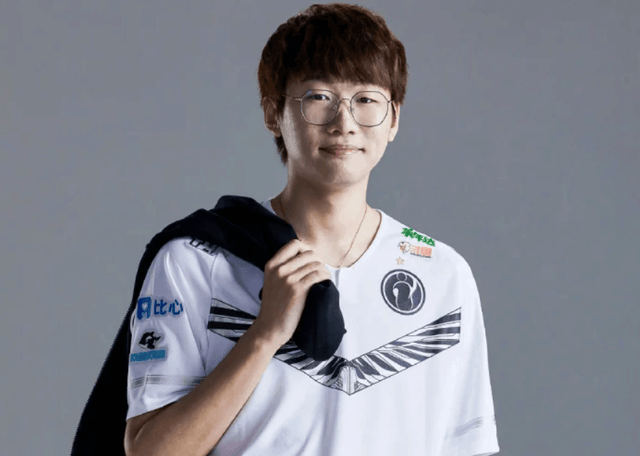 电竞圈现 “浴室五杀”！Ning 王洗澡滑倒伤手臂，解说杯训练赛泡汤