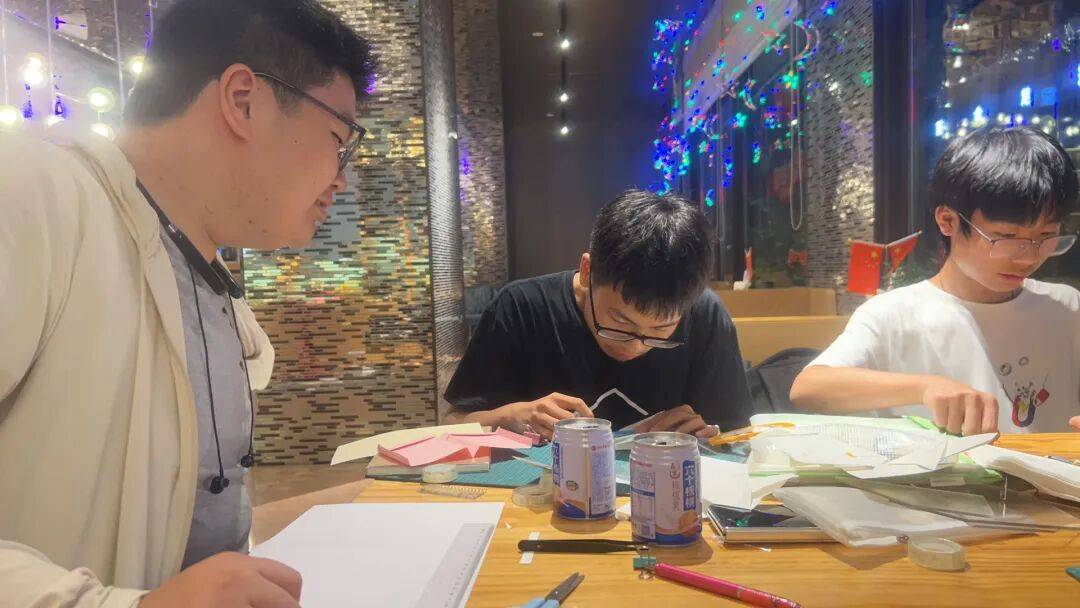 98.43米！这群年轻人在上海刷新纸飞机世界纪录，主投手专门练了棒球投掷，网友：居然没哈气