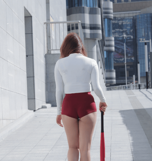 兄弟们，街上小姐姐穿红色短裤打棒球喜欢吗？