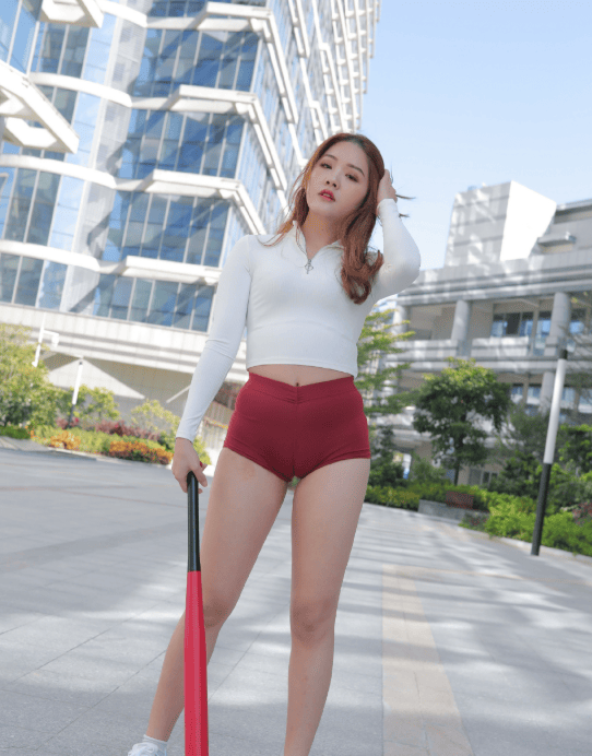 兄弟们，街上小姐姐穿红色短裤打棒球喜欢吗？