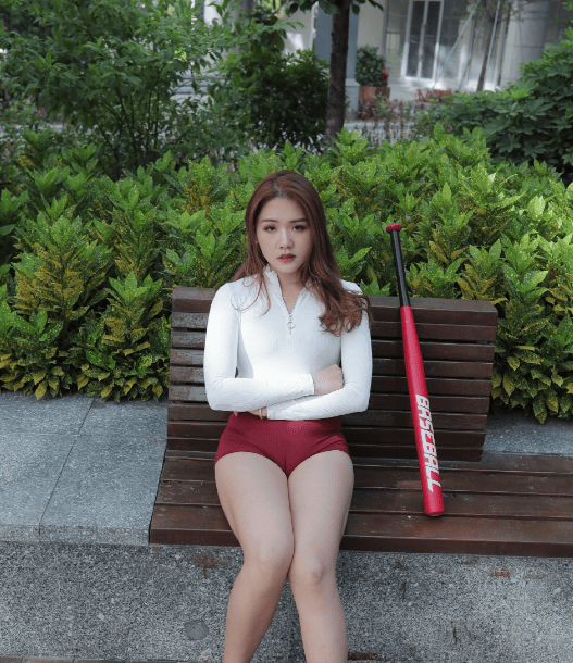 兄弟们，街上小姐姐穿红色短裤打棒球喜欢吗？