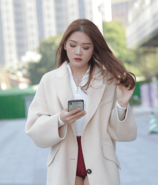 兄弟们，街上小姐姐穿红色短裤打棒球喜欢吗？