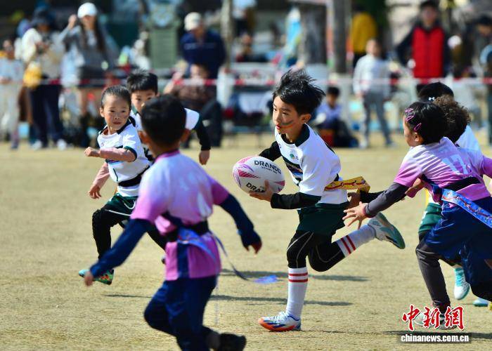 麻将胡了2-福州：娃娃们比拼橄榄球