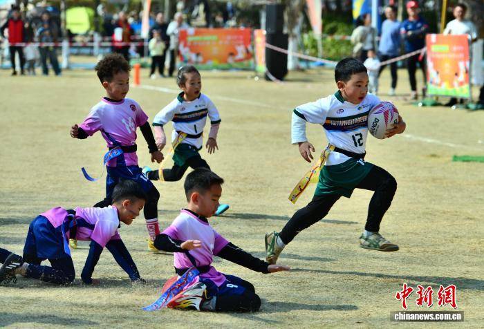 福州：娃娃们比拼橄榄球