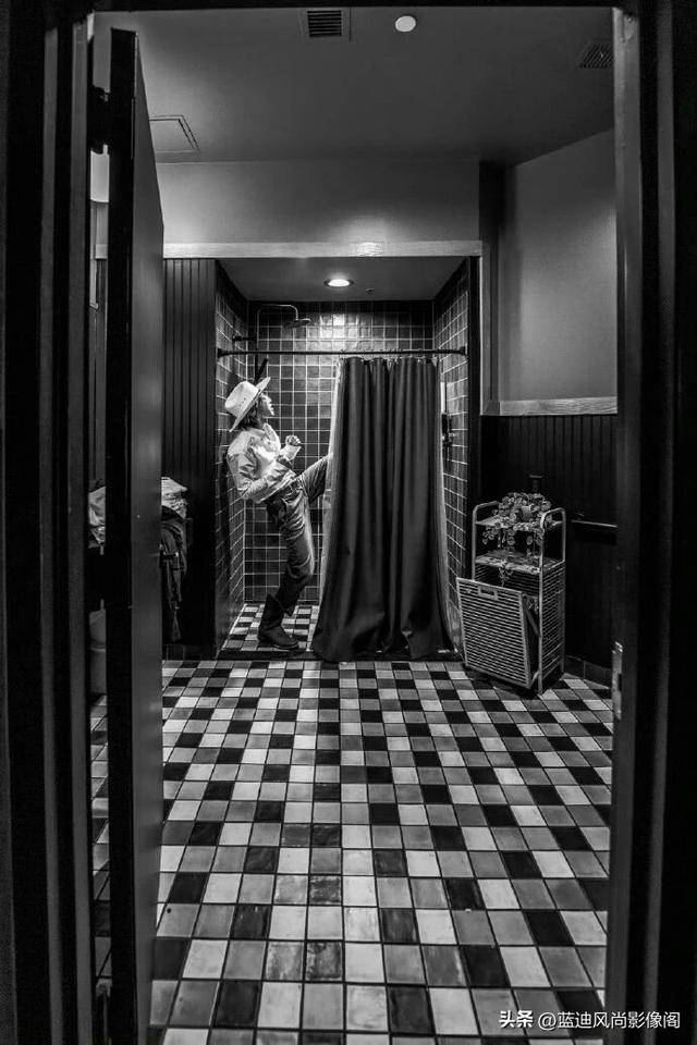 麻将胡了2-蔡徐坤达拉斯巡演后台随拍：牛仔帽檐藏锋芒黑白镜头里的率性旷野