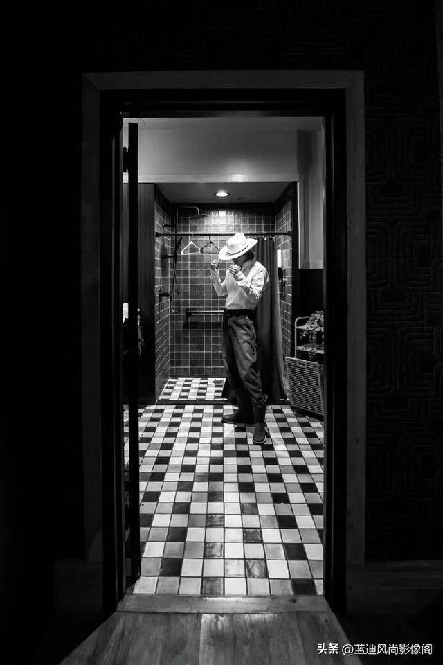 蔡徐坤达拉斯巡演后台随拍：牛仔帽檐藏锋芒黑白镜头里的率性旷野