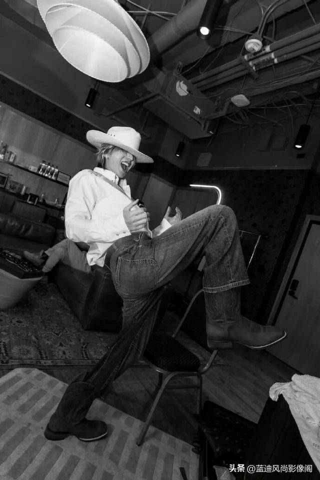 蔡徐坤达拉斯巡演后台随拍：牛仔帽檐藏锋芒黑白镜头里的率性旷野