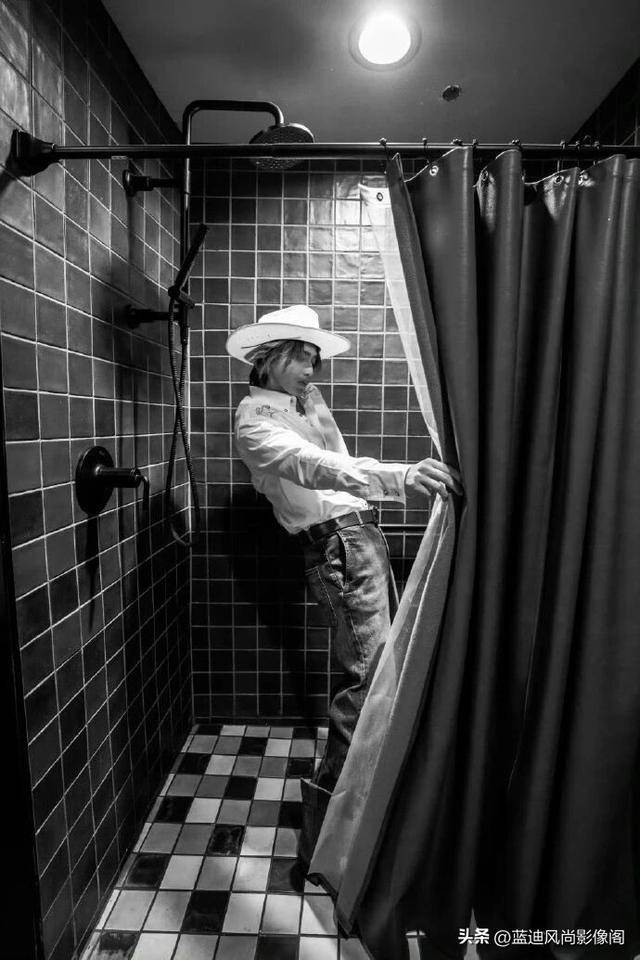 蔡徐坤达拉斯巡演后台随拍：牛仔帽檐藏锋芒黑白镜头里的率性旷野