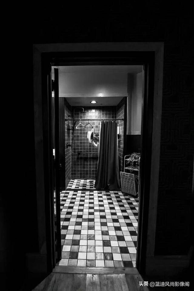 蔡徐坤达拉斯巡演后台随拍：牛仔帽檐藏锋芒黑白镜头里的率性旷野