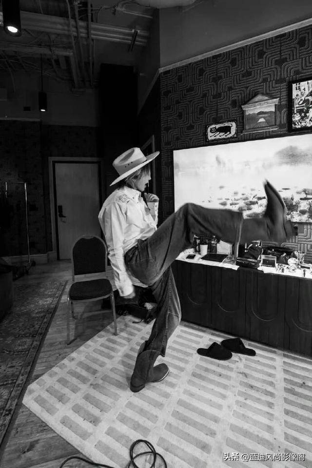 蔡徐坤达拉斯巡演后台随拍：牛仔帽檐藏锋芒黑白镜头里的率性旷野